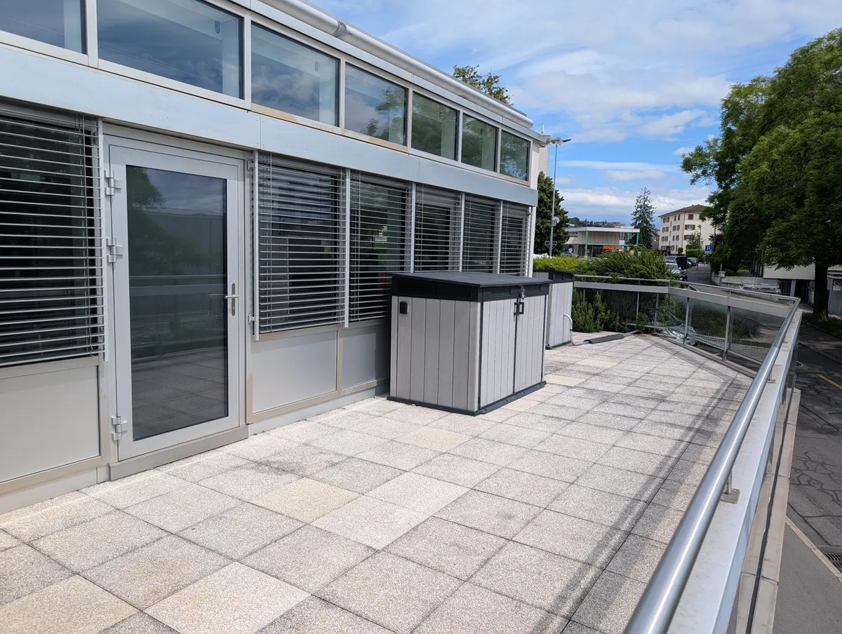 Spacious terrace with open views for leisure and outdoor testing.